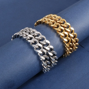 Bracelets à mailles gourmette or et argent polis sur un socle bleu foncé minimaliste