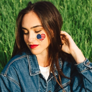 Tatuaje facial de corazón con bandera de EE. UU. para el 250 Día de Independencia
