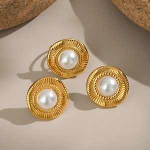Parure de bijoux dorés avec boucles d'oreilles perles et bague à texture radiale