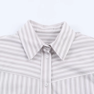 Camicia da donna in popeline a righe con spalline imbottite e bottoni frontali eleganti