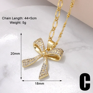 Dettaglio della collana con ciondolo a fiocco dorato con zirconi e misure della catena