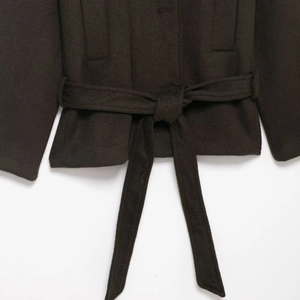 Kurze braune Damen Wolljacke mit Gürtel und weicher Textur für den britischen Stil