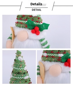 Dettaglio di gnomo natalizio in peluche con cappello a maglia e decori di bacche rosse