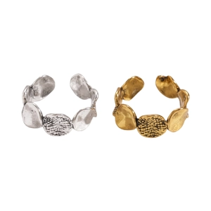 Minimalistische geometrische Hammerschlag-Ringe in Gold und Silber für Damen