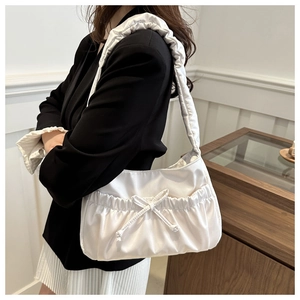 Sac à épaule blanc en nylon plissé avec nœud et bandoulière style nuageux