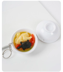 Primo piano dettagliato di un portachiavi realistico a forma di zuppa di tartaruga e pollo