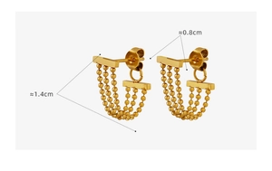 Détail de boucles d'oreilles dorées à franges de perles triple couche, taille 1,4cm x 0,8cm