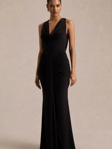 Robe de soirée noire sans manches élégante avec col bénitier et détails froncés