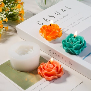 Dettaglio stampo in silicone per rose con candele floreali 3D in un ambiente artistico