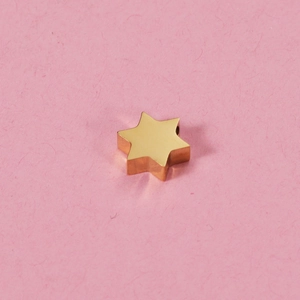Makro-Detail einer 9x8mm Gold-Davidstern-Metallperle mit beidseitig spiegelpoliertem Finish