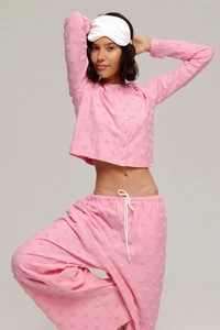 Détail de l'ensemble de détente rose avec gaufrage cœur et taille élastique à cordon