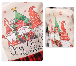Détail de la housse de chaise de Noël en toile avec motifs gnomes et bordure à carreaux rouges