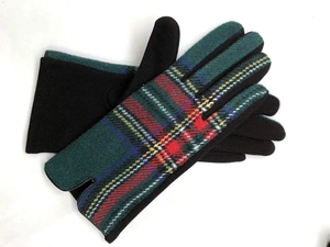 Detail der grünen Schottenkaro-Musterung auf warmen Wollmischung-Winterhandschuhen