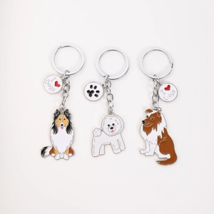 Set aus drei bunten Metall-Emaillierte Hunde-Schlüsselanhängern mit Sheltie- und Bichon-Charms