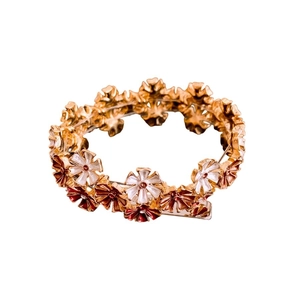Elastisches Blumenarmband mit Goldbasis und weiß-roten Emaille-Blütenmotiven