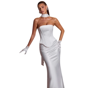 Elegante completo abito da sera in raso bianco con guanti di perle e girocollo abbinato