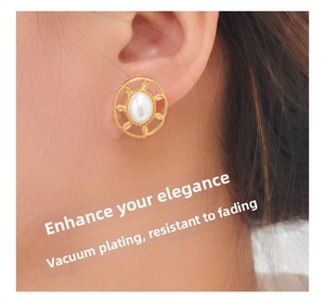 Vue détaillée de boucles d'oreilles perles dorées avec placage sous vide sur modèle