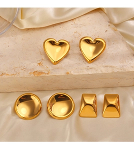 Set di orecchini geometrici dorati con forme a cuore, tonde e rettangolari su seta
