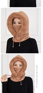 Detail van dikke karamelgebreide wintermuts met warme voering van imitatiebont