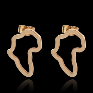 Gros plan sur des boucles d'oreilles carte d'Afrique dorées avec reflet sur fond noir