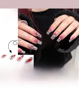 Détails de faux ongles rose-violet avec lignes argentées géométriques et forme carrée longue