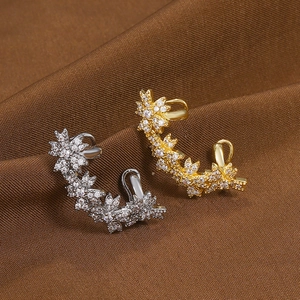Manchettes d'oreilles florales avec strass en or et argent sur tissu de soie brun