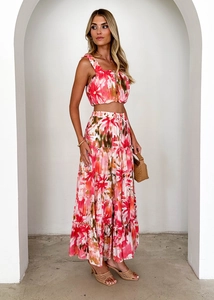 Détail de l'imprimé floral tropical sur crop top rose sans manches et jupe longue