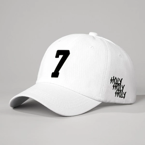 Casquette blanche avec écusson numéro 7 noir et broderie Holy vue sous un angle de 45