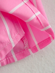Gros plan détaillé du tissu à carreaux rose et blanc avec coutures intérieures précises