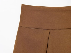 Detailansicht der dunkelbraunen Plissee-Hose mit hochwertigen Nähten und gewebtem Stoff