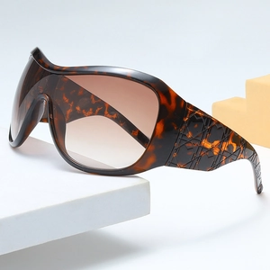 Y2K oversized visor sunglasses in tortoise shell frame with brown gradient lenses