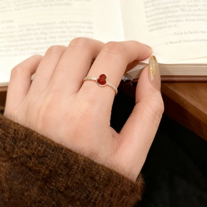 Bague ouverte Wu Lou dorée élégante avec calebasse rouge et pavé de pierres brillantes