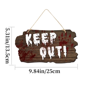 Détail d'une plaque d'Halloween avec empreintes de mains ensanglantées et mesures