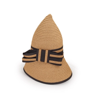 Détail d'un chapeau de paille tissé avec calotte pointue et ruban noir décoratif