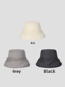 Detailansicht eleganter Organza-Sonnenhüte in den Farben Cremeweiß, Grau und Schwarz
