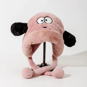 Detail der rosa Plüschmütze mit aufgestickten Hundeaugen und schwarzen Ohren