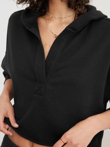 Detailansicht des schwarzen Damen-Hoodies mit V-Ausschnitt, Strickgewebe und Kragendesign