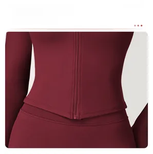 Detail der Slim-Fit-Sportjacke mit V-förmigem Saumdesign für einen schlankeren Tailleneffekt