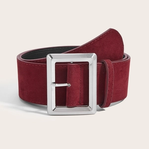 Ceinture large vintage en daim bordeaux pour femme avec boucle carrée en métal argenté
