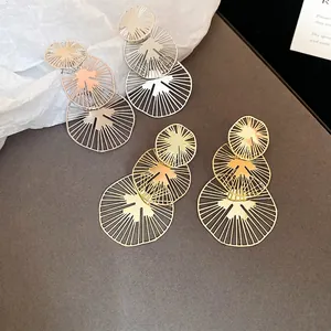 Boucles d'oreilles pendantes rondes ajourées et superposées en finis or et argent