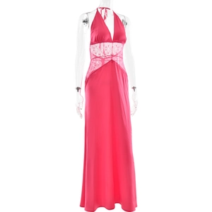 Detail eines glänzenden rosa Satin-Maxikleids mit Spitzenbesatz und tiefem V-Ausschnitt