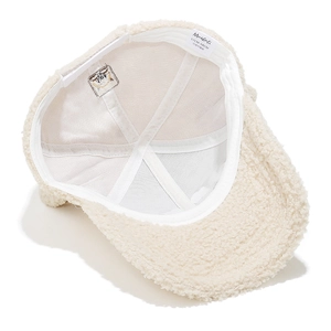Vue interne de la casquette beige en polaire avec sangle réglable et étiquette 57-58cm