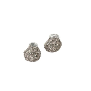 Boucles d'oreilles clips camélia argentées avec strass brillants et design floral