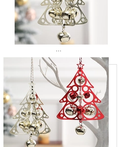 Dettaglio di ciondoli natalizi in metallo a forma di albero con campanelli oro e rossi