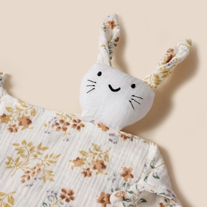 Détail du doudou en mousseline avec imprimé floral et tête de lapin 3D en peluche