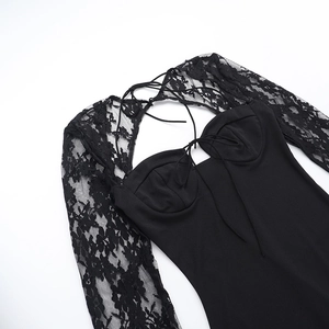 Vista dall'alto dettagliata della trama in pizzo nero di un abito aderente a maniche lunghe