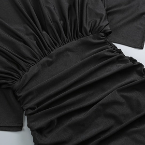 Vista dettagliata della texture nera arricciata con pieghe eleganti e finitura setosa