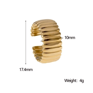 Detail view of golden ripple texture ring with dimensions 17.4mm by 10mm and 4g weight