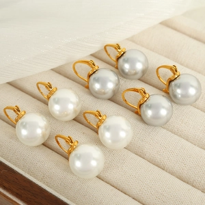Boucles d'oreilles perles à levier en blanc et gris argenté avec crochets dorés chics