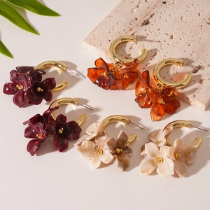 Boucles d'oreilles fleurs en acrylique avec boucles dorées en bordeaux, ambre et crème